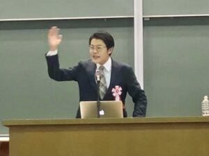 Giving a speech at the University of Tokyo President's Cup.